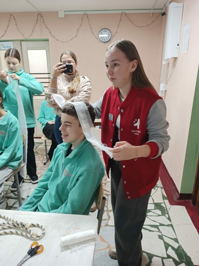 Студенты медицинского факультета провели мастер-класс для участников профильной смены Губернаторского лагеря